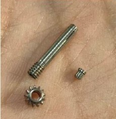 CNC 精密加工 Inconel 渦輪零件、哈氏合金槽接頭與 64鈦合金微型骨科零組件，展示特殊金屬加工能力與複雜件製作技術